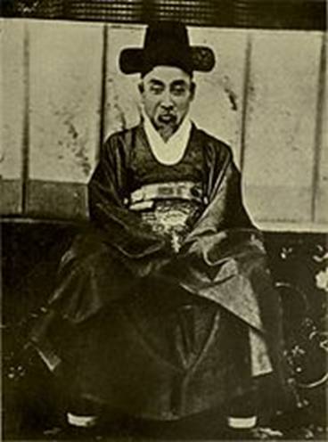 https://upload.wikimedia.org/wikipedia/commons/thumb/1/18/Heungseon_Daewongun_Portrait.jpg/180px-Heungseon_Daewongun_Portrait.jpg