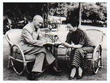 https://upload.wikimedia.org/wikipedia/commons/thumb/1/17/Chiang_Kai-shek_and_Soong_May-ling_in_1955.jpg/200px-Chiang_Kai-shek_and_Soong_May-ling_in_1955.jpg