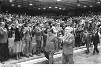 https://upload.wikimedia.org/wikipedia/commons/thumb/8/85/Bundesarchiv_Bild_183-1984-0601-041%2C_Berlin%2C_Besuch_Kim_II_Sung-_Erich_Honecker.jpg/250px-Bundesarchiv_Bild_183-1984-0601-041%2C_Berlin%2C_Besuch_Kim_II_Sung-_Erich_Honecker.jpg