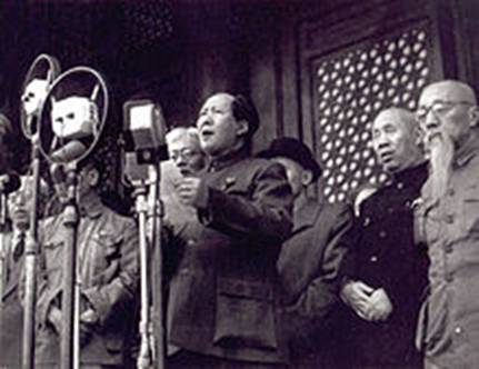 https://upload.wikimedia.org/wikipedia/commons/thumb/f/f2/Mao_proclaiming_the_establishment_of_the_PRC_in_1949.jpg/220px-Mao_proclaiming_the_establishment_of_the_PRC_in_1949.jpg