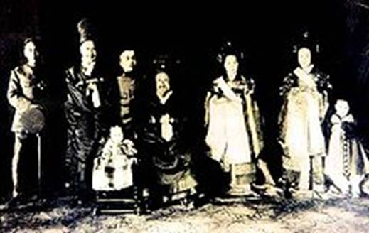 https://upload.wikimedia.org/wikipedia/commons/thumb/7/71/Choseon_Imperial_family.jpg/240px-Choseon_Imperial_family.jpg