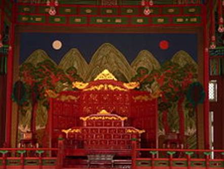 https://upload.wikimedia.org/wikipedia/commons/thumb/b/b4/Seoul_Gyeongbokgung_Throne.jpg/250px-Seoul_Gyeongbokgung_Throne.jpg