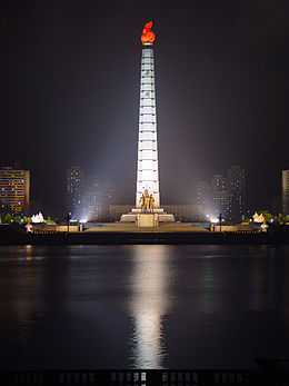 https://upload.wikimedia.org/wikipedia/commons/thumb/8/8c/Juche_Tower.jpg/260px-Juche_Tower.jpg