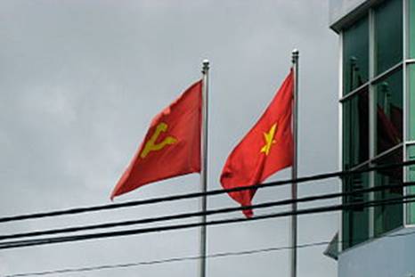 https://upload.wikimedia.org/wikipedia/commons/thumb/c/cf/Two_Flags_Vietnam.JPG/320px-Two_Flags_Vietnam.JPG