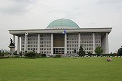 https://upload.wikimedia.org/wikipedia/commons/thumb/4/46/Seoul-National.Assembly-01.jpg/220px-Seoul-National.Assembly-01.jpg
