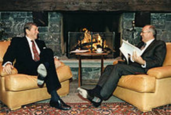 https://upload.wikimedia.org/wikipedia/commons/thumb/6/66/Reagan_and_Gorbachev_hold_discussions.jpg/220px-Reagan_and_Gorbachev_hold_discussions.jpg