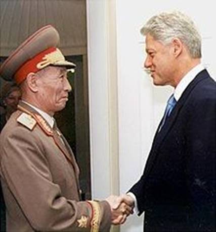 https://upload.wikimedia.org/wikipedia/commons/thumb/2/21/Cho_Myong-nok_and_Bill_Clinton.jpg/220px-Cho_Myong-nok_and_Bill_Clinton.jpg