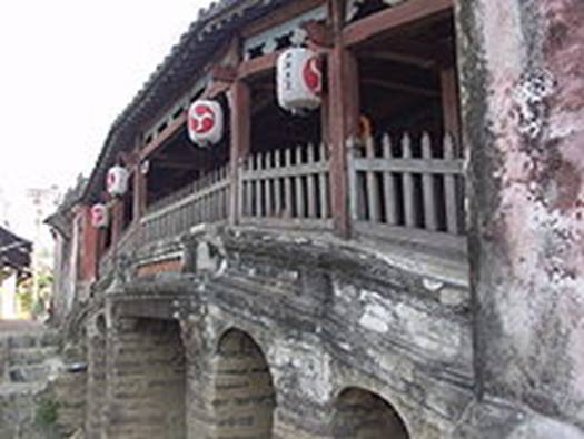 https://upload.wikimedia.org/wikipedia/commons/thumb/1/19/Chua_Cau_Japanese_Bridge.jpg/220px-Chua_Cau_Japanese_Bridge.jpg