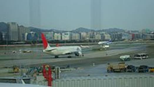 https://upload.wikimedia.org/wikipedia/commons/thumb/e/ef/Songshan_Airport_observation_deck_at_the_far_right_field_of_vision.jpg/220px-Songshan_Airport_observation_deck_at_the_far_right_field_of_vision.jpg