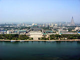 https://upload.wikimedia.org/wikipedia/commons/thumb/b/ba/0322_Pyongyang_Turm_der_Juche_Idee_Aussicht.jpg/160px-0322_Pyongyang_Turm_der_Juche_Idee_Aussicht.jpg