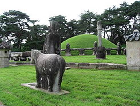 https://upload.wikimedia.org/wikipedia/commons/thumb/6/64/Sejong_tomb_1.jpg/250px-Sejong_tomb_1.jpg