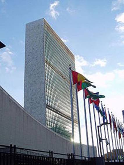 https://upload.wikimedia.org/wikipedia/commons/thumb/b/b7/The_United_Nations_Secretariat_Building.jpg/220px-The_United_Nations_Secretariat_Building.jpg
