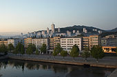 https://upload.wikimedia.org/wikipedia/commons/thumb/c/cc/Wonsan_waterfront.jpg/170px-Wonsan_waterfront.jpg