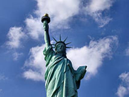 https://upload.wikimedia.org/wikipedia/commons/thumb/3/37/Liberty-statue-from-below.jpg/220px-Liberty-statue-from-below.jpg