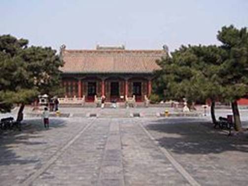 https://upload.wikimedia.org/wikipedia/commons/thumb/5/56/Mukden_palace_Chongzheng_Hall_01.jpg/240px-Mukden_palace_Chongzheng_Hall_01.jpg