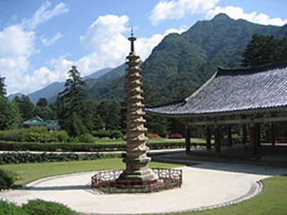 https://upload.wikimedia.org/wikipedia/commons/thumb/d/db/Pohyon_Temple%2C_Mount_Myohyang.jpg/260px-Pohyon_Temple%2C_Mount_Myohyang.jpg