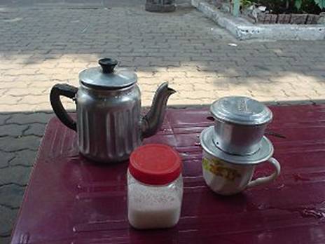 https://upload.wikimedia.org/wikipedia/ja/thumb/4/42/Vietnamese_coffee.jpg/320px-Vietnamese_coffee.jpg