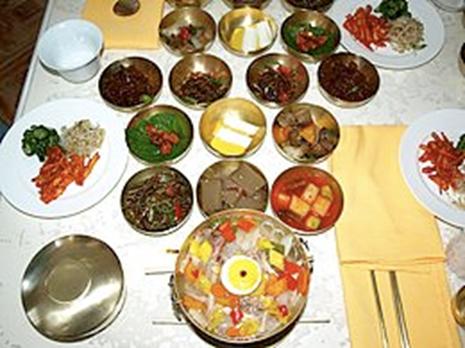 https://upload.wikimedia.org/wikipedia/commons/thumb/4/45/North_Korea-Kaesong-Tongil_restaurant-02.jpg/260px-North_Korea-Kaesong-Tongil_restaurant-02.jpg