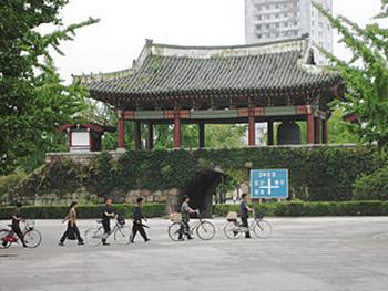 https://upload.wikimedia.org/wikipedia/commons/thumb/1/14/Nam_Gate_in_Kaesong.jpg/320px-Nam_Gate_in_Kaesong.jpg