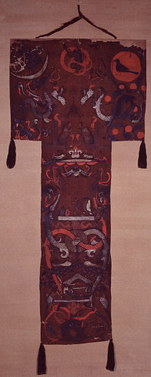 https://upload.wikimedia.org/wikipedia/commons/thumb/2/2b/Mawangdui_silk_banner_from_tomb_no1.jpg/220px-Mawangdui_silk_banner_from_tomb_no1.jpg