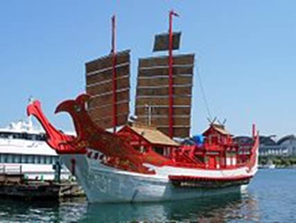https://upload.wikimedia.org/wikipedia/commons/thumb/8/8e/Japanese_envoy_to_Tang_Dynasty_China_ship_2010.jpg/220px-Japanese_envoy_to_Tang_Dynasty_China_ship_2010.jpg