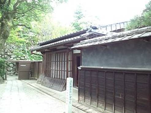 https://upload.wikimedia.org/wikipedia/commons/thumb/4/48/Suzunoya_Gaikan.jpg/300px-Suzunoya_Gaikan.jpg