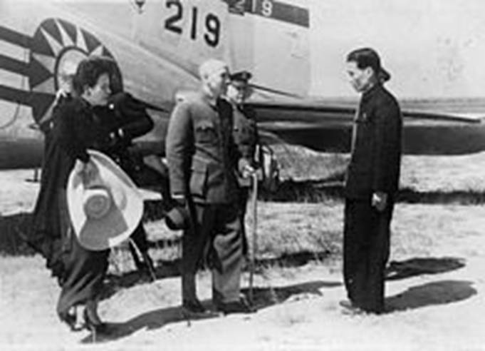 https://upload.wikimedia.org/wikipedia/commons/thumb/7/73/Chiang_Kai-shek_1946.jpg/240px-Chiang_Kai-shek_1946.jpg