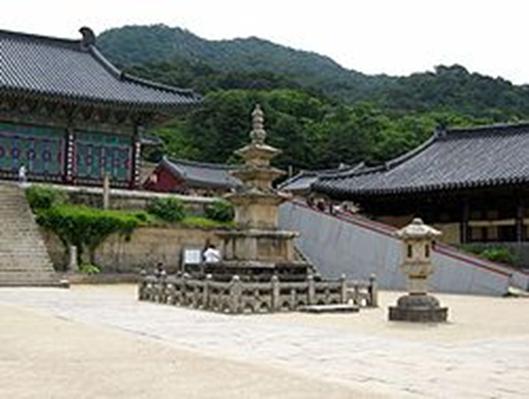 https://upload.wikimedia.org/wikipedia/commons/thumb/1/19/Korea-Haeinsa-06.jpg/250px-Korea-Haeinsa-06.jpg
