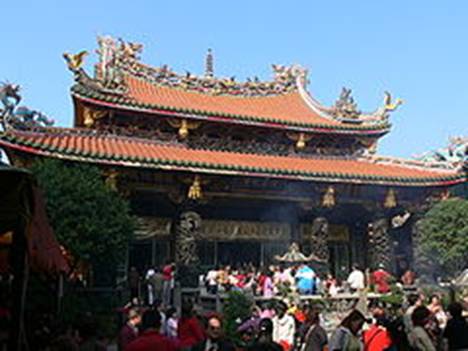 https://upload.wikimedia.org/wikipedia/commons/thumb/7/7d/Lung-shan_temple-Taipei-Taiwan-P1010110.JPG/240px-Lung-shan_temple-Taipei-Taiwan-P1010110.JPG