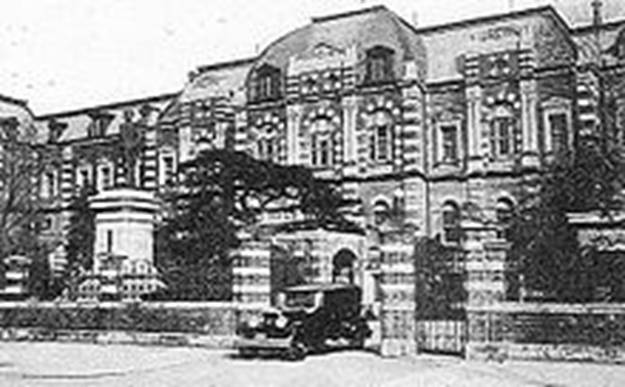 https://upload.wikimedia.org/wikipedia/commons/thumb/b/b1/Japanese_Navy_Ministry_Building.JPG/220px-Japanese_Navy_Ministry_Building.JPG