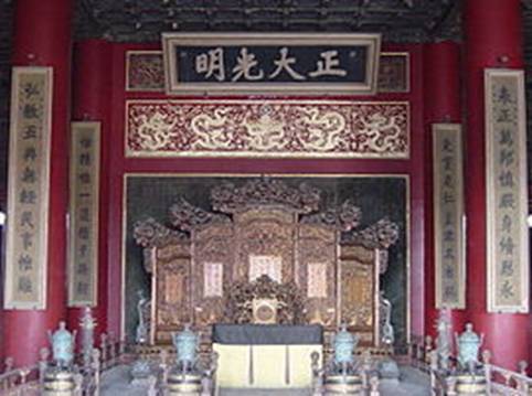 https://upload.wikimedia.org/wikipedia/commons/thumb/7/75/Inside_the_Forbidden_City.jpg/270px-Inside_the_Forbidden_City.jpg