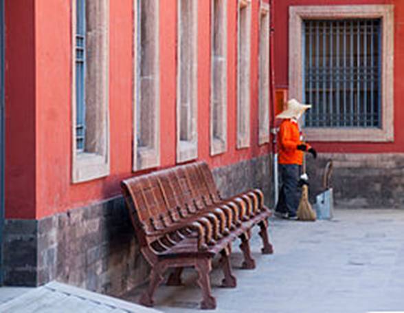 https://upload.wikimedia.org/wikipedia/commons/thumb/8/8a/Beijing_China_Forbidden-City-09.jpg/270px-Beijing_China_Forbidden-City-09.jpg