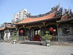 https://upload.wikimedia.org/wikipedia/commons/thumb/1/1a/Lungshan_temple_taipei_taiwan.jpg/120px-Lungshan_temple_taipei_taiwan.jpg