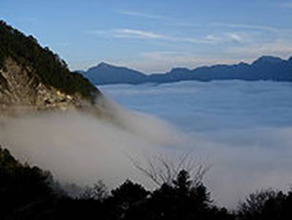 https://upload.wikimedia.org/wikipedia/commons/thumb/1/18/Taiwan-central-cross-highway-cloudsea.jpg/200px-Taiwan-central-cross-highway-cloudsea.jpg